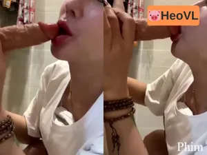 Vào nhà tắm tự sướng mút cây hàng giả