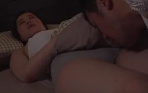 3 ngày người chồng đi công chuyện, người vợ ở nhà nữa đêm bị bố chồng mò vào phòng